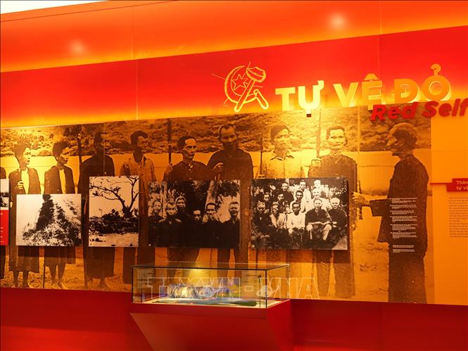 Thông qua không gian số 3D, phòng trưng bày “ Đất và người Nghệ An” đã giúp cho du khách được trải nghiệm nhiều ứng dụng công nghệ số hiện đại như gian trưng bày ảo, tham quan tương tác 3D, thuyết minh tự động, tham quan qua kính thực tế ảo… (Ảnh: Bích Huệ/TTXVN)